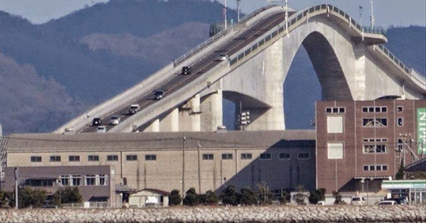 Koniec-nudným-mostom!-Tento-most-v-Japonsku-je-ako-horská-dráha-2