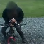 Muž sexujúci s bicyklom na verejnosti
