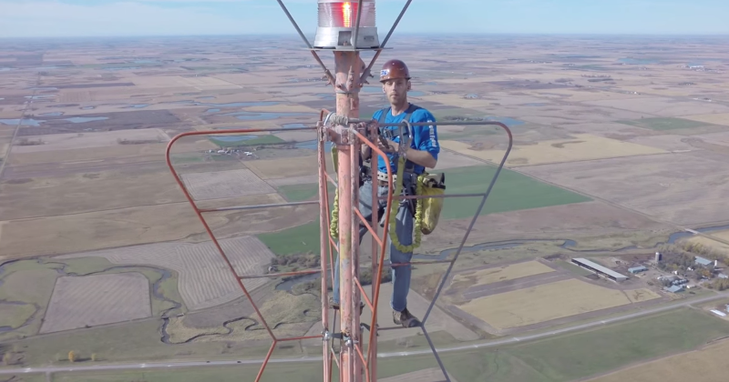 Práca pre skutočného chlapa! Denne šplhá do výšky pol kilometra (video)