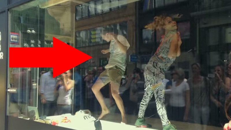 Twerking vo výklade predajne v Prahe roztancoval aj okoloidúceho (video)