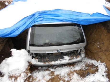 Neuveriteľný poisťovací podvod: Auto zakopal v záhrade