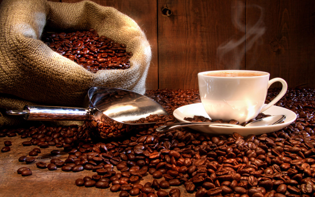 Šálka kávy, kávové zrná