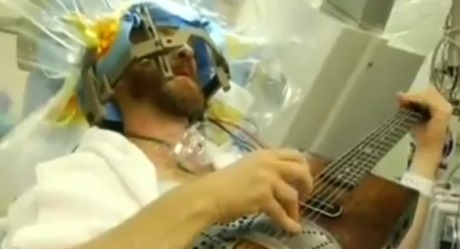 Neuveriteľné! Operovali mu mozog a popri tom hral na gitare (video)