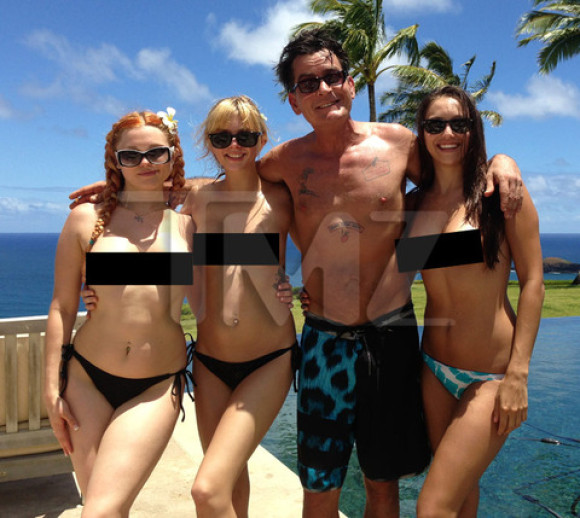 Charlie Sheen sa pochlapil troma pornohviezdami