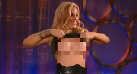 Sexi moderátorka ukázala nahé prsia na živo v televíznej šou (video)