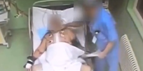 Šokujúce: Lekár napadol pacienta pripútaného na lôžku, ten zomrel (video)