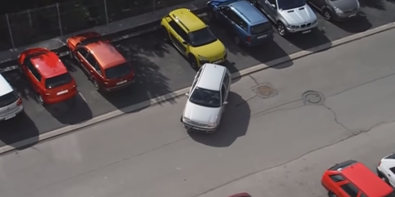 Parkujúca blondínka v Prahe zabáva internet, VIDEO v článku