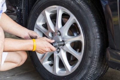 Originálna technika na balenie žien: Prepichnite im pneumatiku na aute