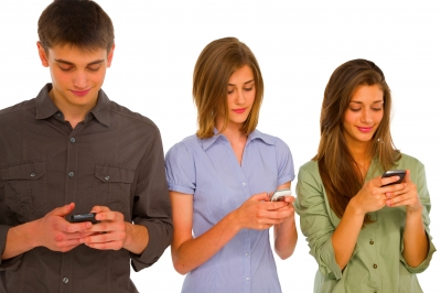 Čítate cudzie SMS a emaily? Robí to takmer každý druhý Slovák